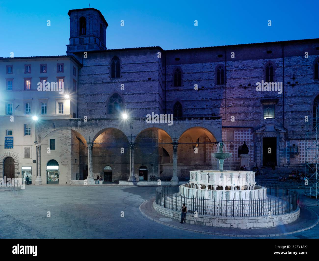 La Fontana maggiore di Perugia in italia durante la serata di una notte umbra. Foto Stock