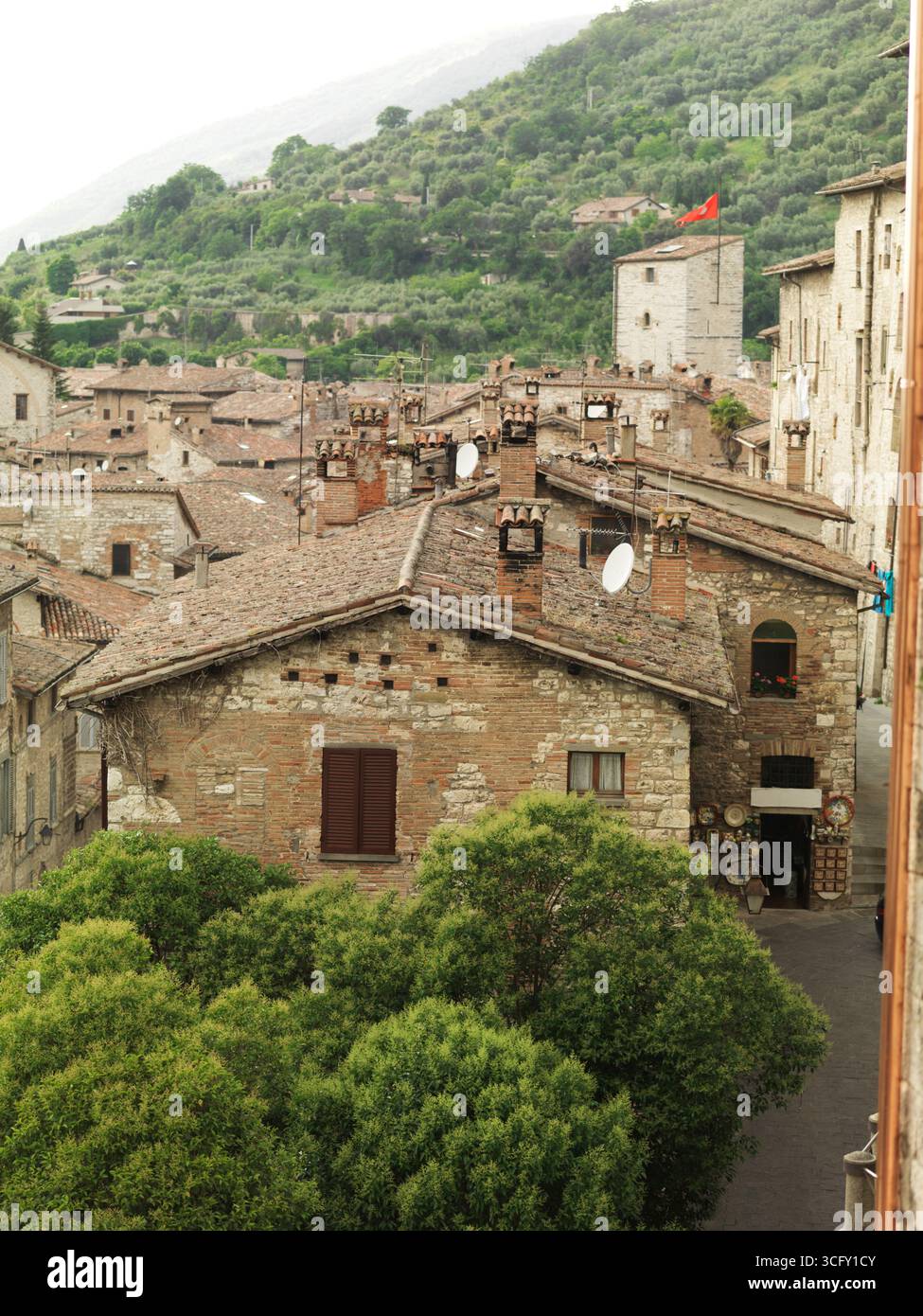 Le strade della città di Gubbio sono attraversate e visitate durante tutto l'anno con i visitatori dell'Umbria che avventurano nella pittoresca città. Foto Stock