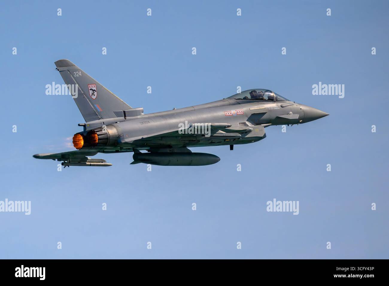 Primo piano del Royal Air Force Eurofighter Typhoon FGR.4, ZK324 all'Airborne Airshow 2025, Eastbourne Foto Stock