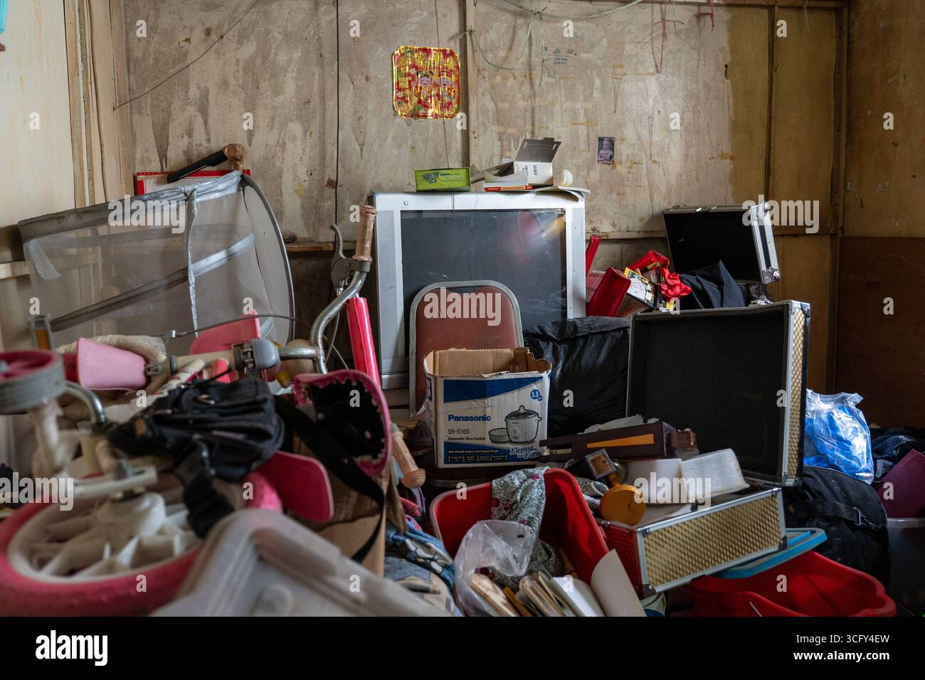 Hong Kong Cha Kwo Ling Village Una vista generale che mostra una casa abbandonata al Cha Kwo Ling Village il 25 agosto 2025 a Hong Kong. Il villaggio di Cha Kwo Ling, uno degli ultimi insediamenti di Hong Kongs, è pronto per essere demolito. Foto di Vernon Yuen/Nexpher Images Foto Stock