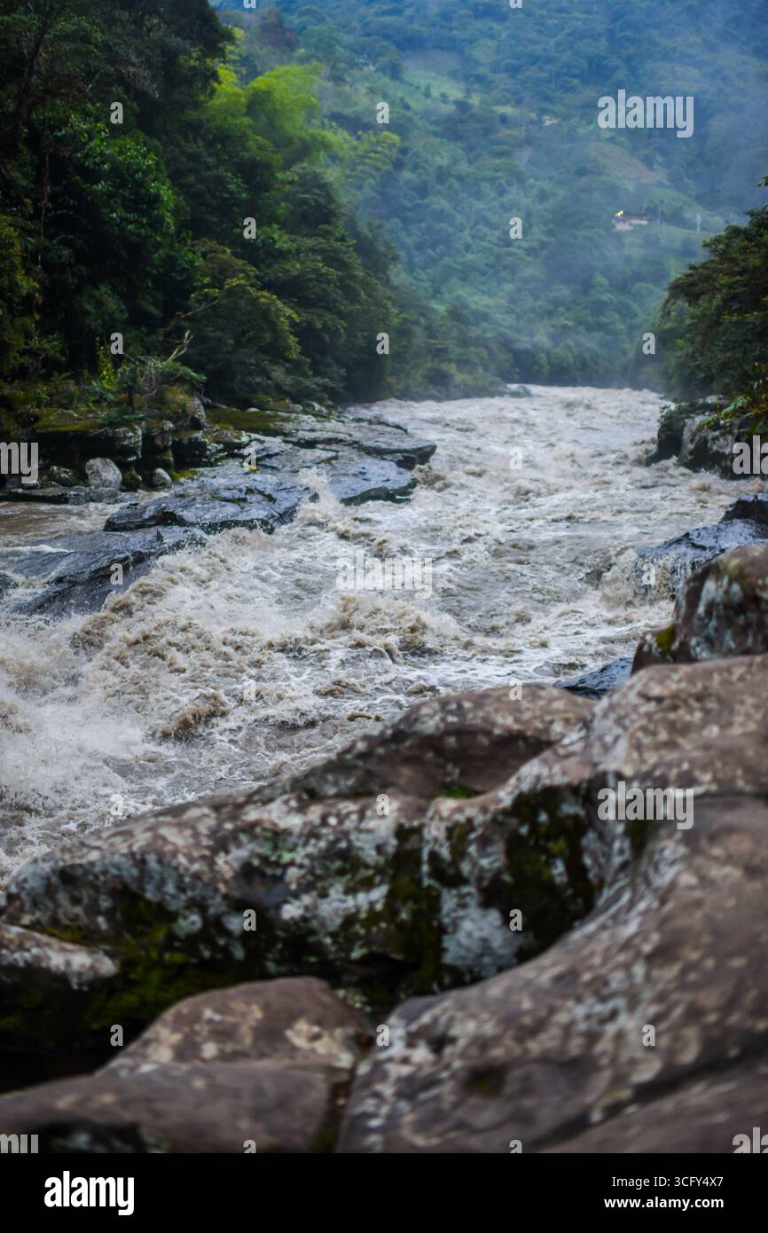 L'acqua selvaggia delle rapide nello stretto di Magdalena, vicino a San Agustín, è il punto più stretto del fiume Magdalena in Colombia Foto Stock