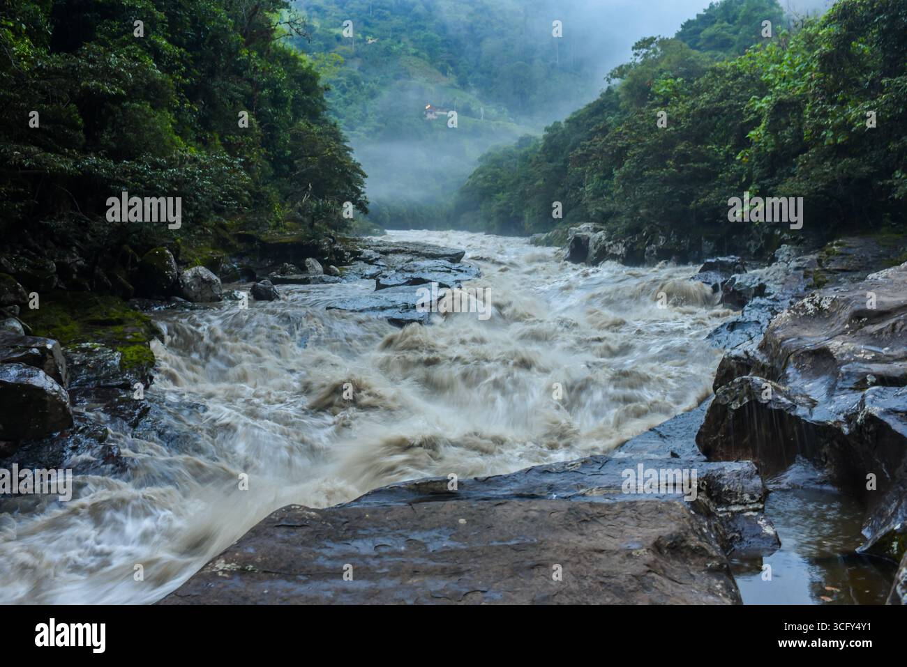 L'acqua selvaggia delle rapide nello stretto di Magdalena, vicino a San Agustín, è il punto più stretto del fiume Magdalena in Colombia Foto Stock