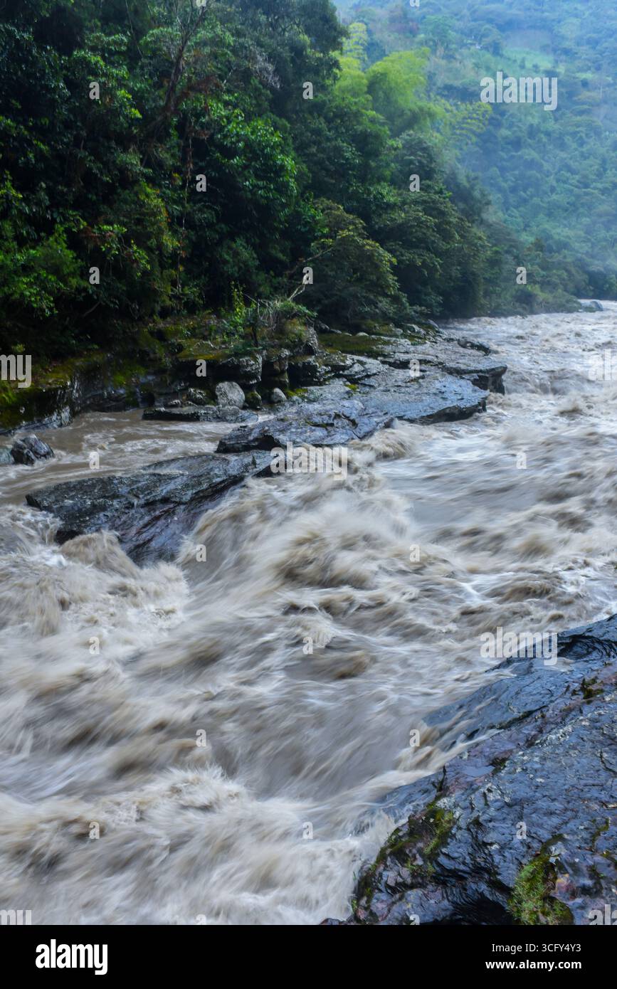 L'acqua selvaggia delle rapide nello stretto di Magdalena, vicino a San Agustín, è il punto più stretto del fiume Magdalena in Colombia Foto Stock