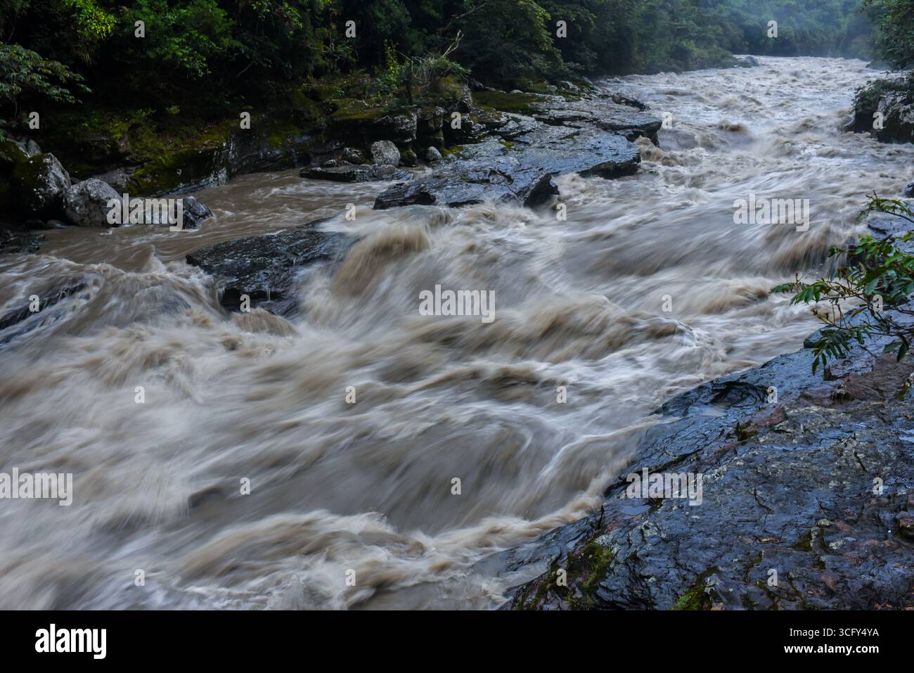 L'acqua selvaggia delle rapide nello stretto di Magdalena, vicino a San Agustín, è il punto più stretto del fiume Magdalena in Colombia Foto Stock