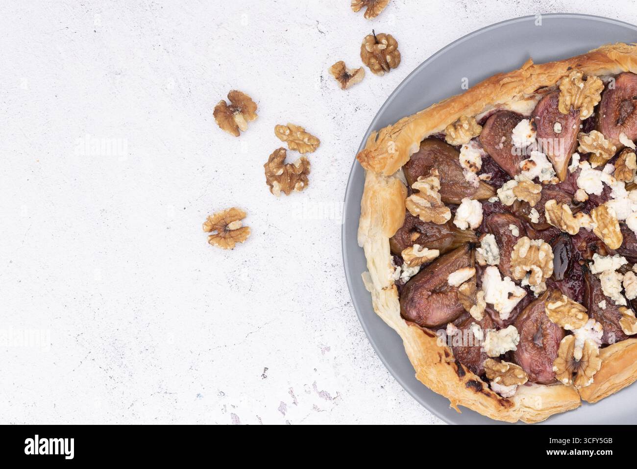 Tarte di fichi con formaggio di capra e noci su pasta sfoglia, in stile WhingEats con un tocco rustico e un pizzico di menzogna da giardino. Foto Stock