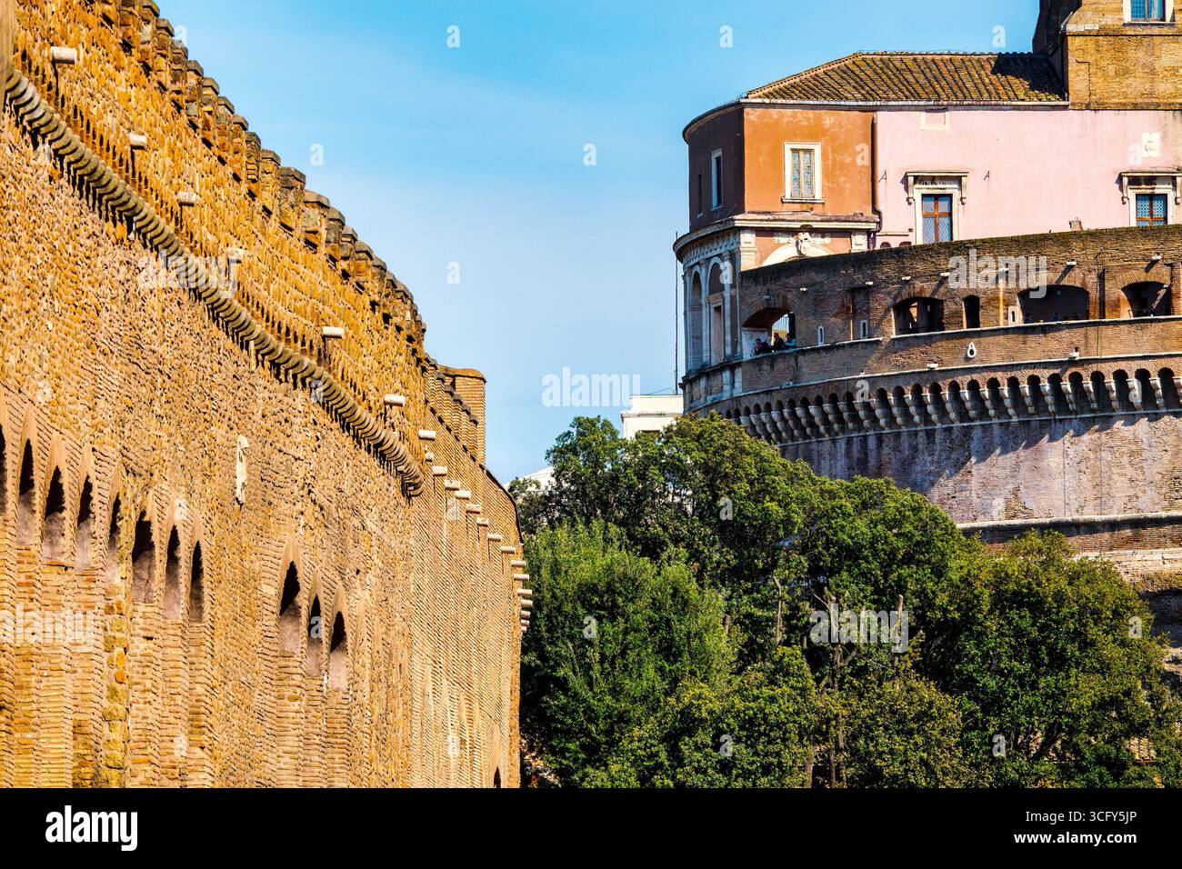 Vista laterale di Castel Sant'Angelo, con il Passetto di Borgo in primo piano, Roma, Italia. Foto Stock