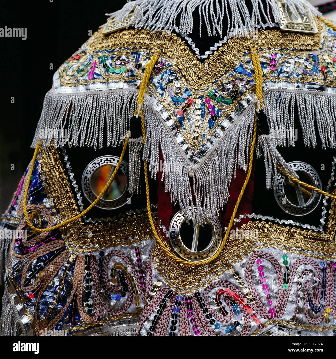 Detailaufnahme eines traditionellen, reich verzierten Kostüms mit Stickereien, Pailletten, Spiegeln und Fransen. Guatemala, um 1980. Foto Stock