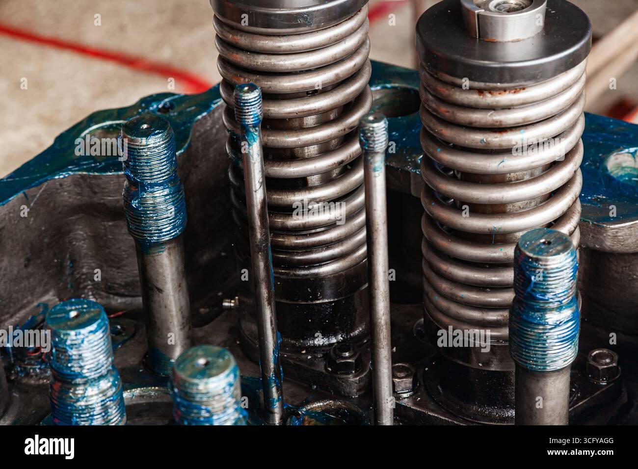 Dettagli del motore principale della nave lubrificato con grasso, primo piano. Foto Stock