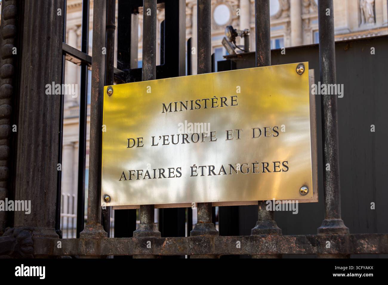 Primo piano della lastra di ottone all'ingresso del Ministero dell'Europa e degli affari Esteri del governo francese, situato Quai d'Orsay a Parigi, Francia Foto Stock