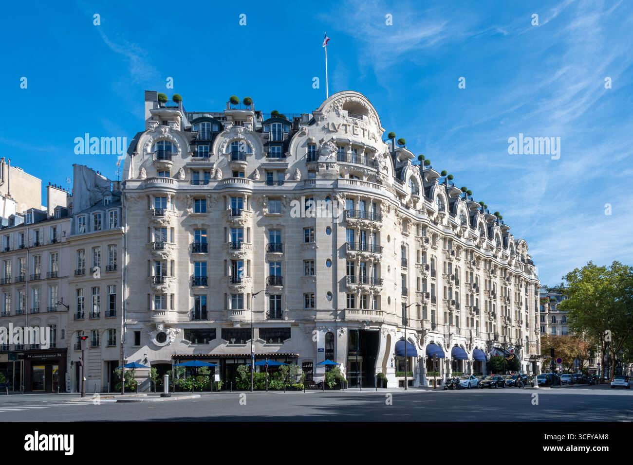 Vista esterna dell'Hotel Lutetia, ora chiamato Mandarin Oriental Lutetia, un hotel di lusso situato sul Boulevard Raspail nel 6° arrondissement di Parigi Foto Stock