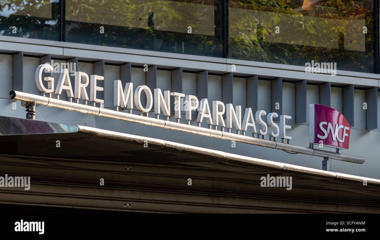 Cartello all'ingresso della stazione ferroviaria Paris-Montparnasse, nota anche come Gare Montparnasse, una delle sei principali stazioni terminali della rete ferroviaria SNCF Foto Stock