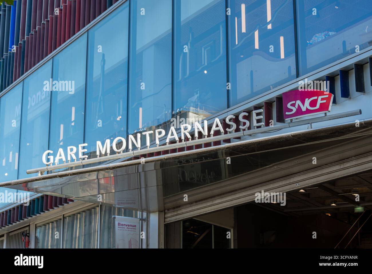 Cartello all'ingresso della stazione ferroviaria Paris-Montparnasse, nota anche come Gare Montparnasse, una delle sei principali stazioni terminali della rete ferroviaria SNCF Foto Stock