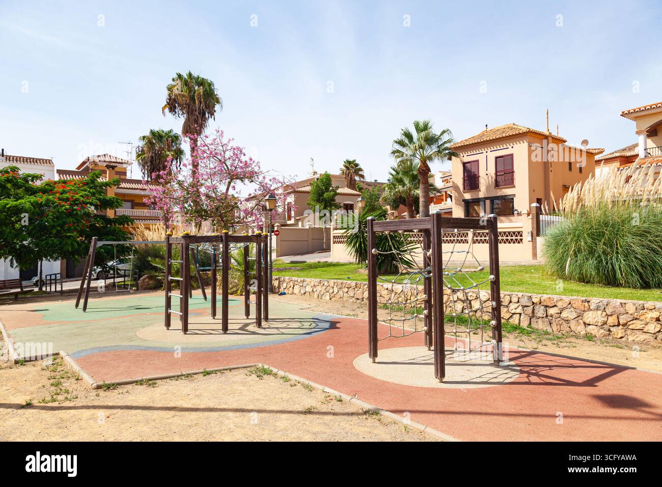 Parco giochi per bambini nella zona residenziale della città spagnola di Motril. Foto Stock