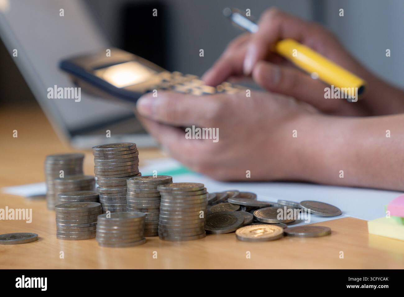 Immagine simbolica che rappresenta il calcolo dei costi, il budget e la gestione delle spese per la pianificazione finanziaria aziendale e personale Foto Stock