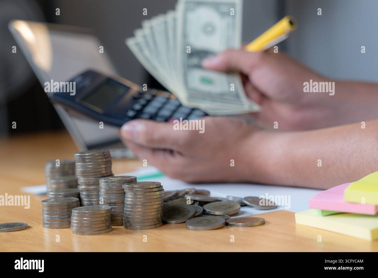 Immagine simbolica che rappresenta il calcolo dei costi, il budget e la gestione delle spese per la pianificazione finanziaria aziendale e personale Foto Stock