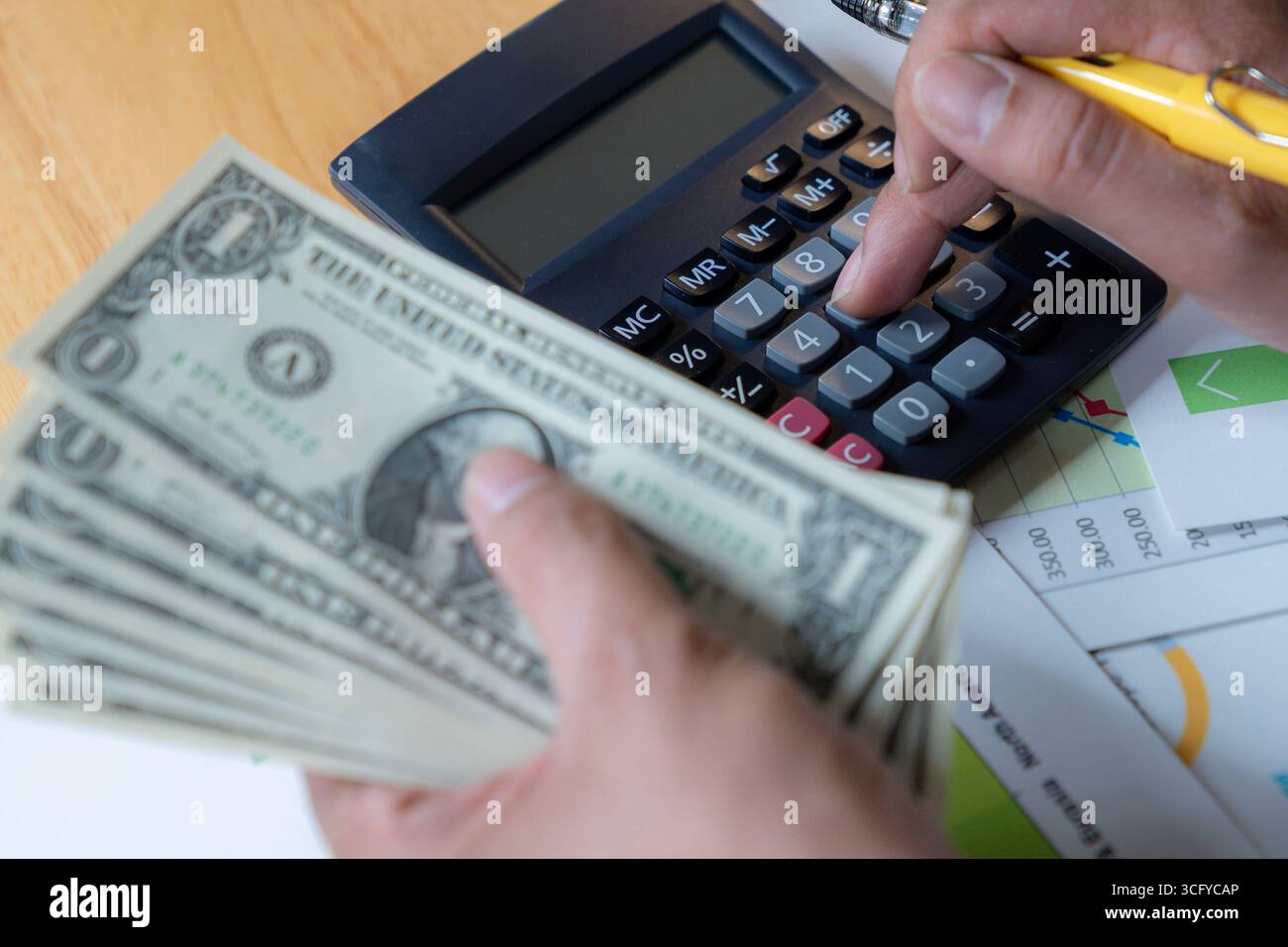 Immagine simbolica che rappresenta il calcolo dei costi, il budget e la gestione delle spese per la pianificazione finanziaria aziendale e personale Foto Stock