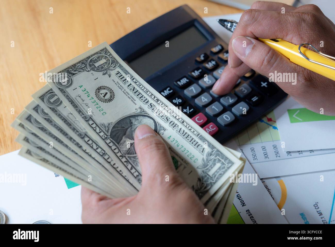 Immagine simbolica che rappresenta il calcolo dei costi, il budget e la gestione delle spese per la pianificazione finanziaria aziendale e personale Foto Stock