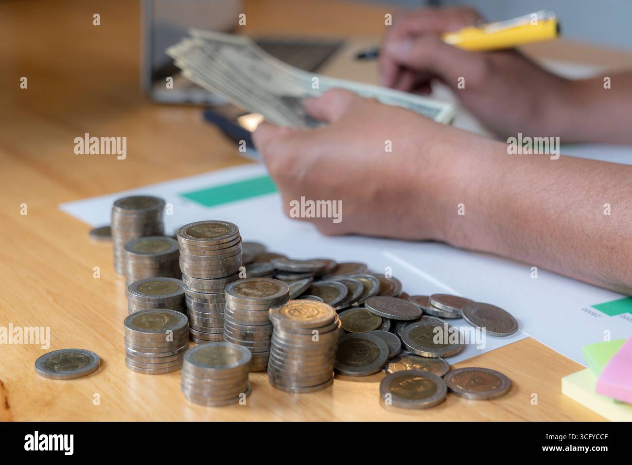Immagine simbolica che rappresenta il calcolo dei costi, il budget e la gestione delle spese per la pianificazione finanziaria aziendale e personale Foto Stock