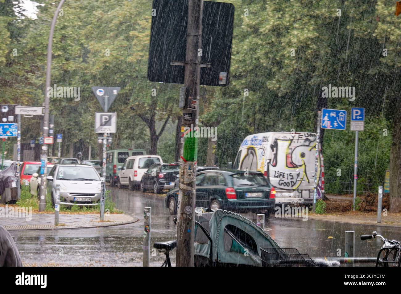 Sommer a Berlino, Regenschauer, Gewitter, Regen, Regen, Nässe, Tiefrdruckwetter, Wetter, Klima, Klimakrise, Klimawandel, Regenwetter, Regenmantel, sta Foto Stock