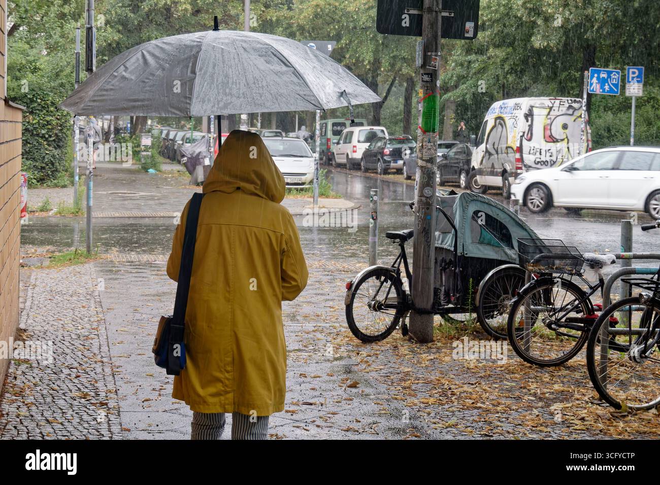 Sommer a Berlino, Regenschauer, Gewitter, Regen, Regen, Nässe, Tiefrdruckwetter, Wetter, Klima, Klimakrise, Klimawandel, Regenwetter, Regenmantel, sta Foto Stock