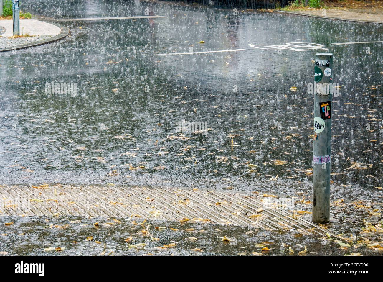 Sommer a Berlino, Regenschauer, Gewitter, Regen, Regen, Nässe, Tiefrdruckwetter, Wetter, Klima, Klimakrise, Klimawandel, Regenwetter, Regenmantel, sta Foto Stock