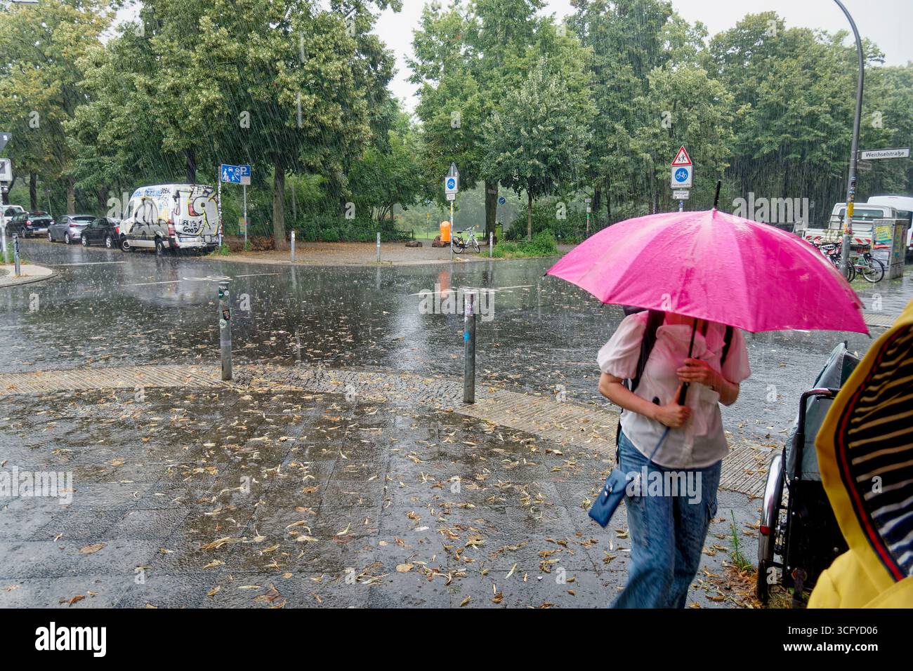 Sommer a Berlino, Regenschauer, Gewitter, Regen, Regen, Nässe, Tiefrdruckwetter, Wetter, Klima, Klimakrise, Klimawandel, Regenwetter, Regenmantel, sta Foto Stock