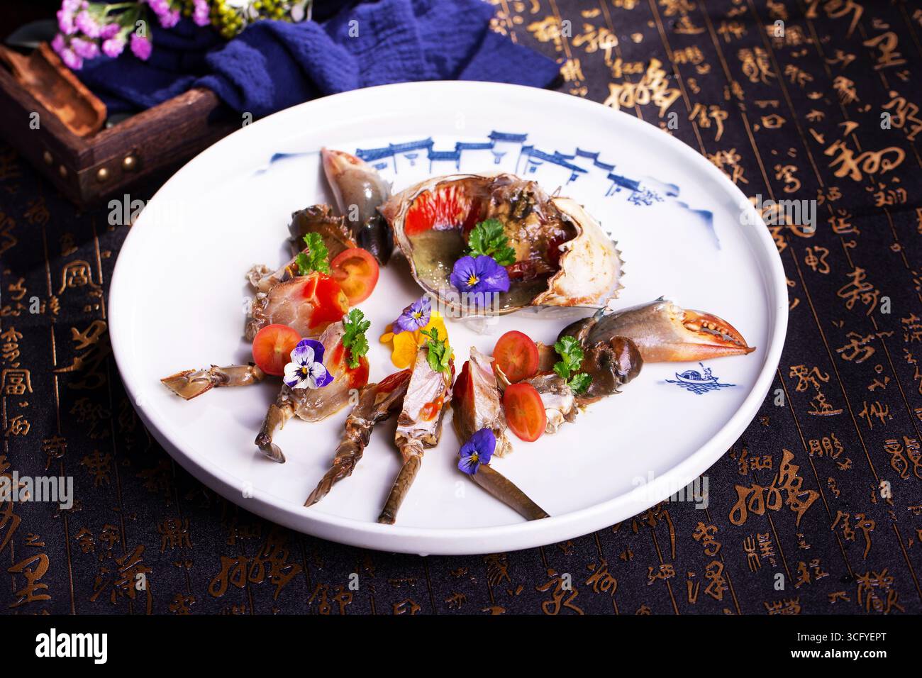 Granchio crudo marinato con vino di riso cinese e fiori commestibili Foto Stock