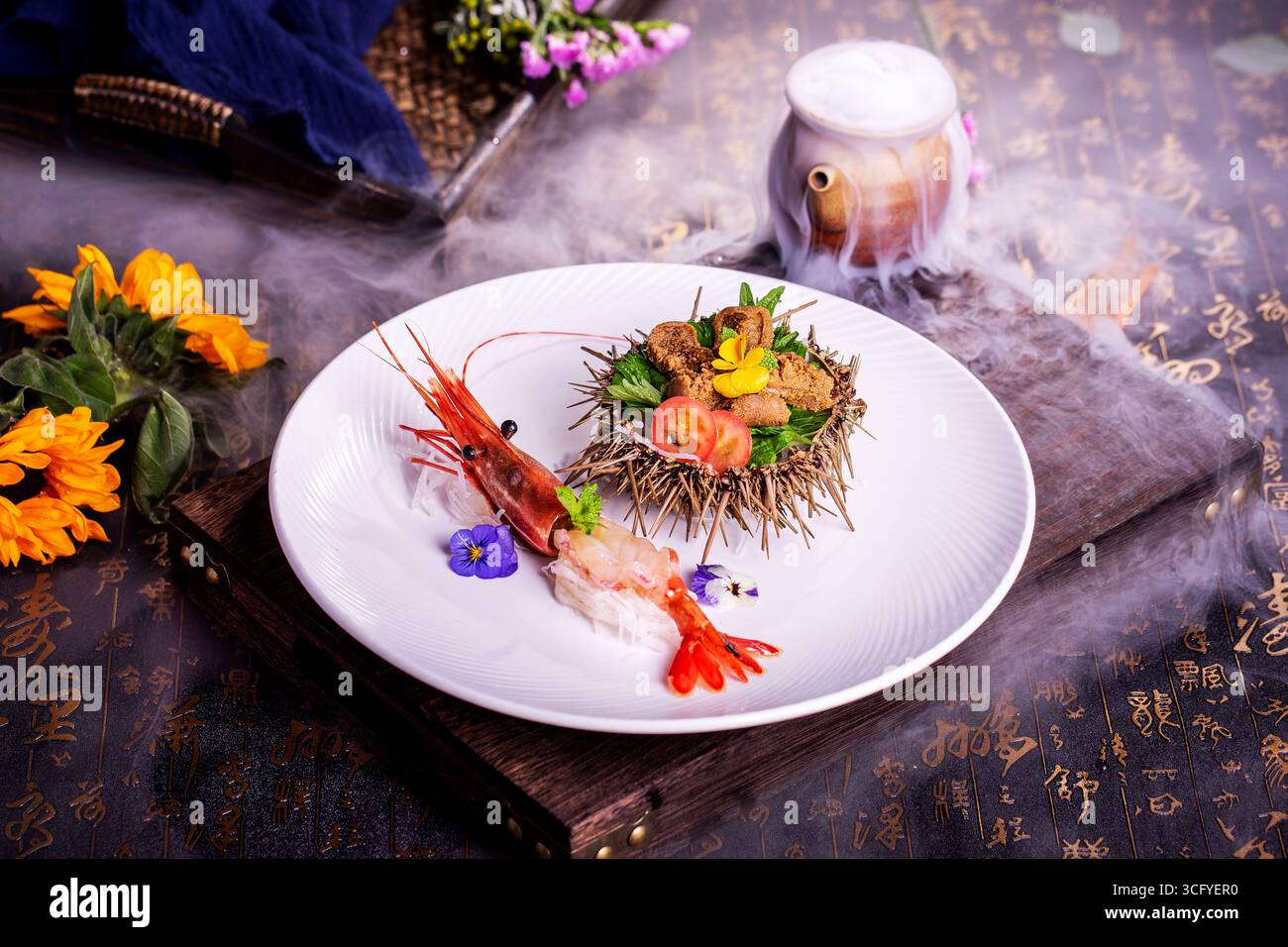Gamberi Botan e uni Sashimi placcati con conchiglia di ricino marino e fiori commestibili Foto Stock