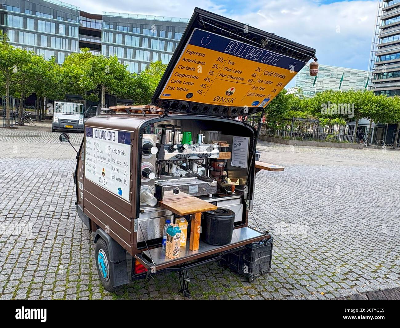 Copenaghen, Danimarca - 2 agosto 2025Coffee cart piccolo mostra una varietà di bevande in una vivace piazza della città. Foto Stock