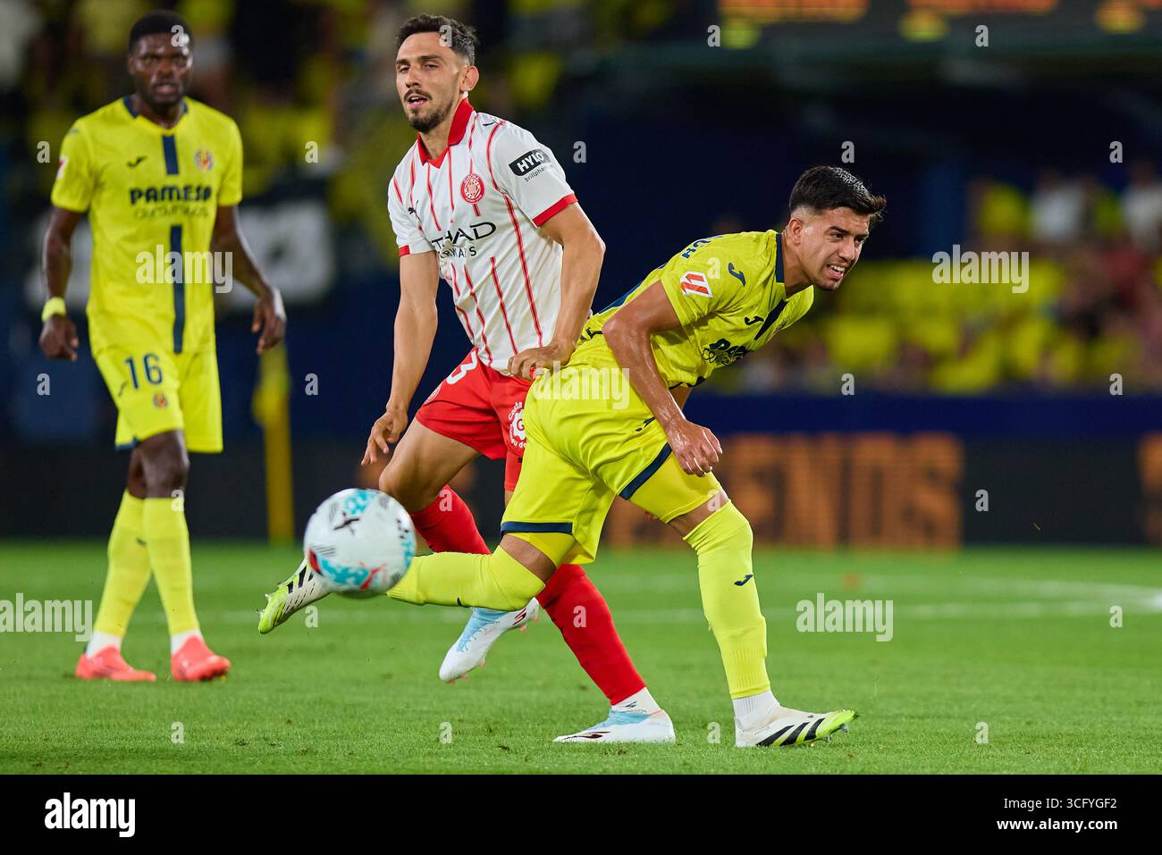 Villarreal, Spagna. 24 agosto 2025. VILLARREAL, SPAGNA - 24 AGOSTO: Ilias Akhomach Centro-attaccante del Villarreal CF compete per il pallone con Ivan Martin di Girona durante la partita LaLiga EA Sports tra Villarreal CF e Girona allo Stadio la ceramica il 24 agosto 2025 a Villarreal, Spagna. (Foto di Jose Torres/Photo Players Images/Magara Press) credito: Magara Press SL/Alamy Live News Foto Stock