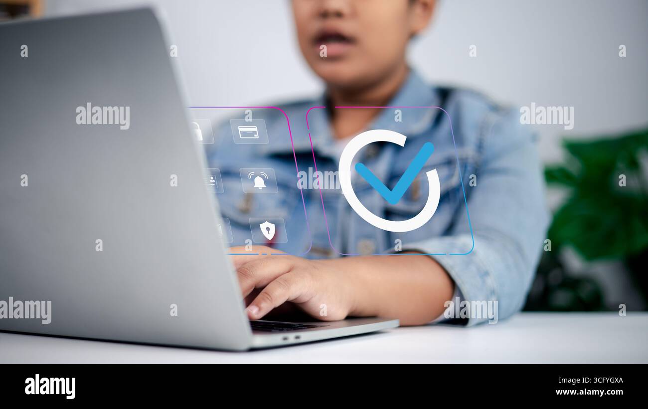 Persona che utilizza un laptop con un segno di spunta, icone di sicurezza, pagamento e notifica, che simboleggia l'approvazione online, transazioni digitali sicure, fintech e. Foto Stock