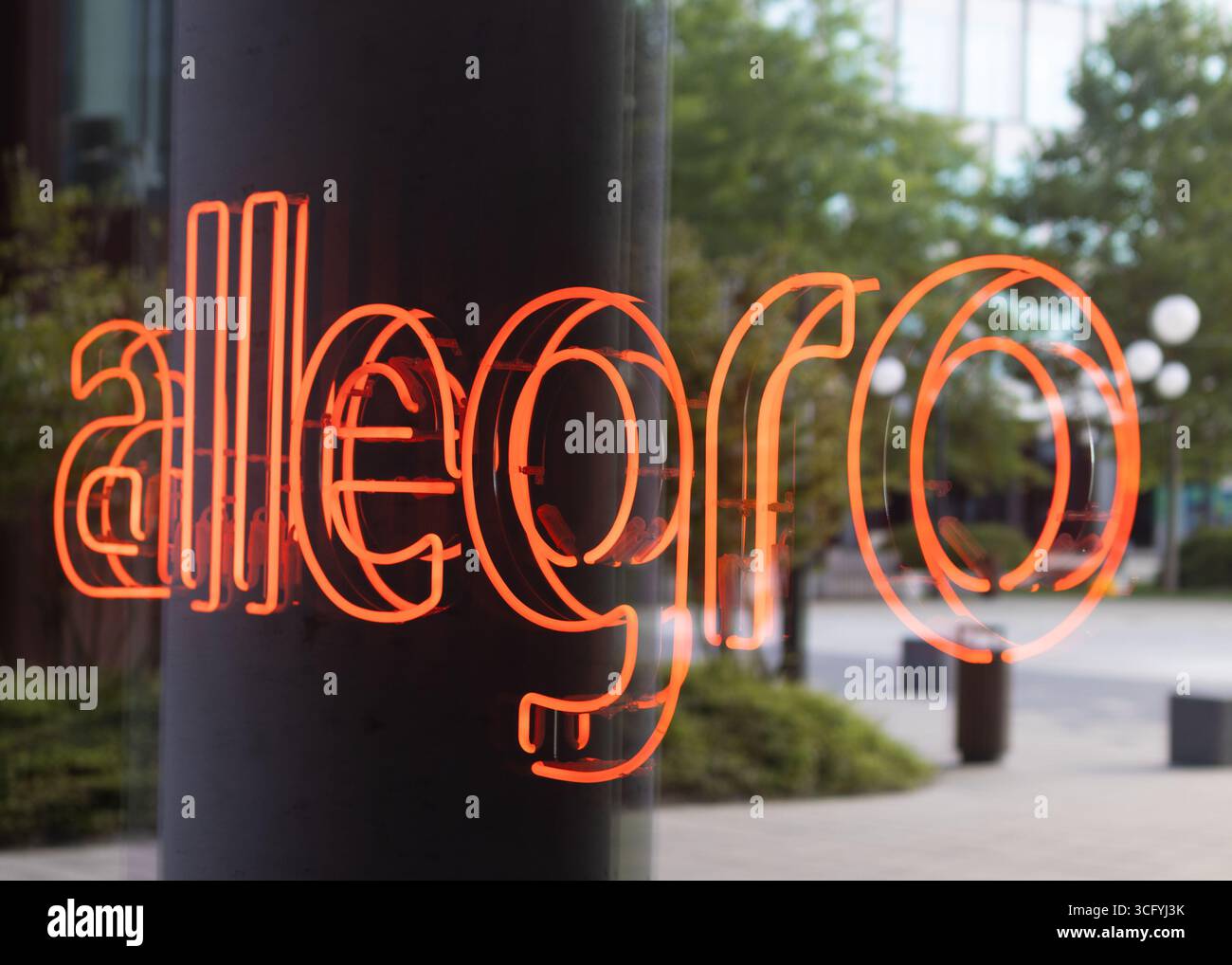 Poznan, Polonia - 16 agosto 2025: Logo al neon illuminato all'interno della finestra della sede dell'azienda Foto Stock