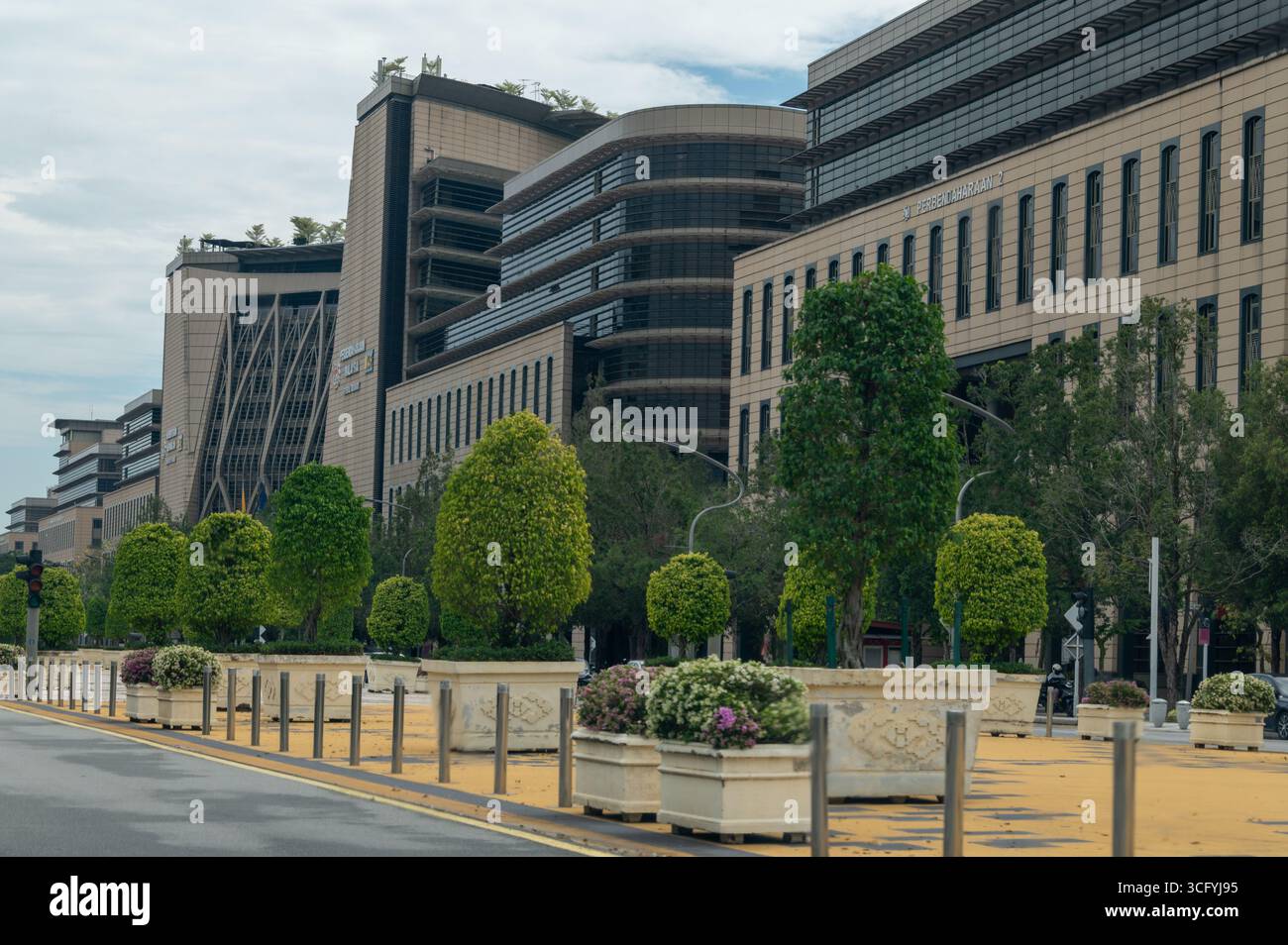 Il Tesoro federale della Malesia su Persiaran Perdana o Putrajaya Boulevard, è il viale più lungo di Putrajaya, Malesia. La città di Putrajaya è contro Foto Stock