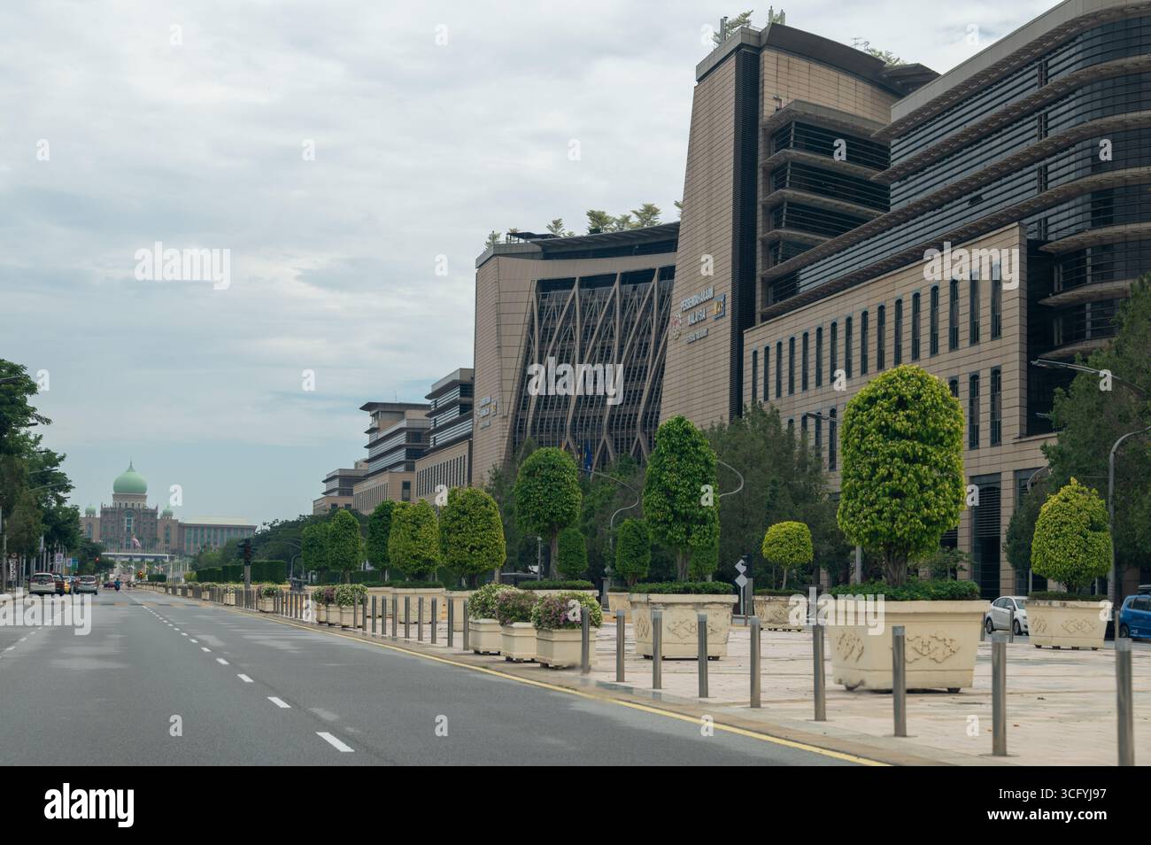 Il Tesoro federale della Malesia su Persiaran Perdana o Putrajaya Boulevard, è il viale più lungo di Putrajaya, Malesia. La città di Putrajaya è contro Foto Stock
