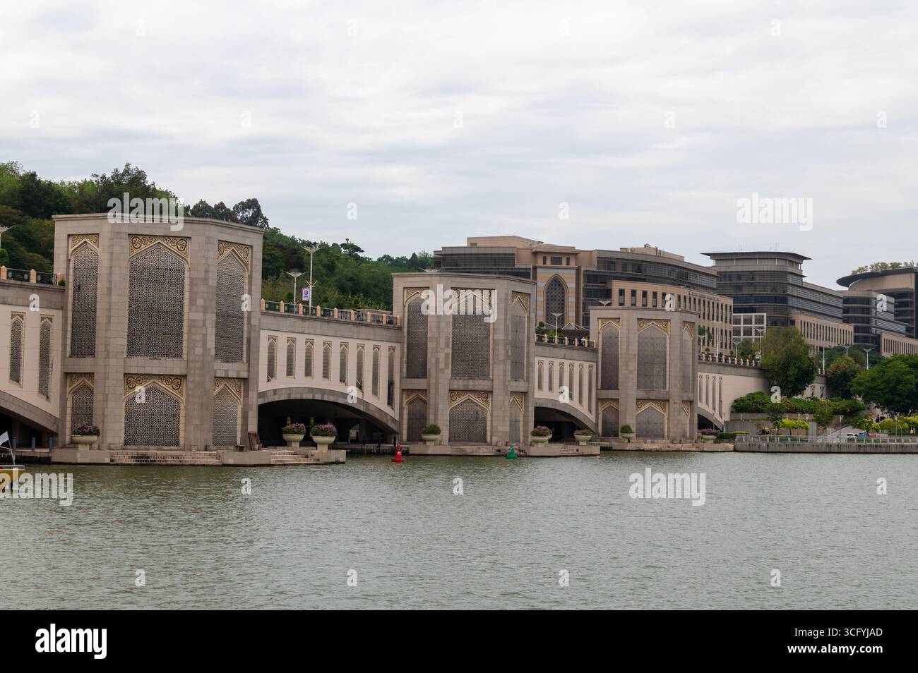 Il Ponte Putra a 3 livelli è ispirato all'architettura iraniana, con 4 moli di tipo minareto che si affacciano sul Lago Putrajaya artificiale nella città di Putraj Foto Stock Il Ponte Putra a 3 livelli è ispirato all'architettura iraniana, con 4 moli di tipo minareto che si affacciano sul Lago Putrajaya artificiale nella città di Putraj Foto Stock