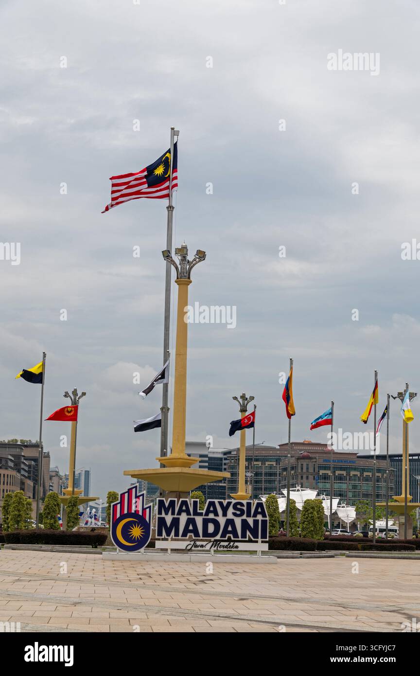 La bandiera nazionale malese con le bandiere circostanti su Piazza Putra e l'ampio Persiaran Perdana o Putrajaya Boulevard. È anche vicino al «per Foto Stock