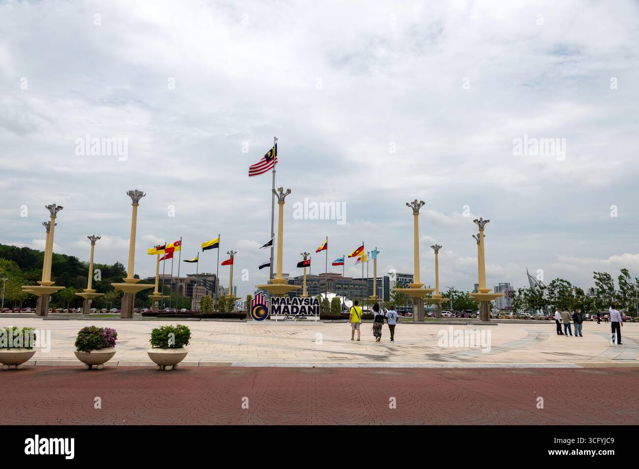 La bandiera nazionale malese con le bandiere circostanti su Piazza Putra e l'ampio Persiaran Perdana o Putrajaya Boulevard. È anche vicino al «per Foto Stock