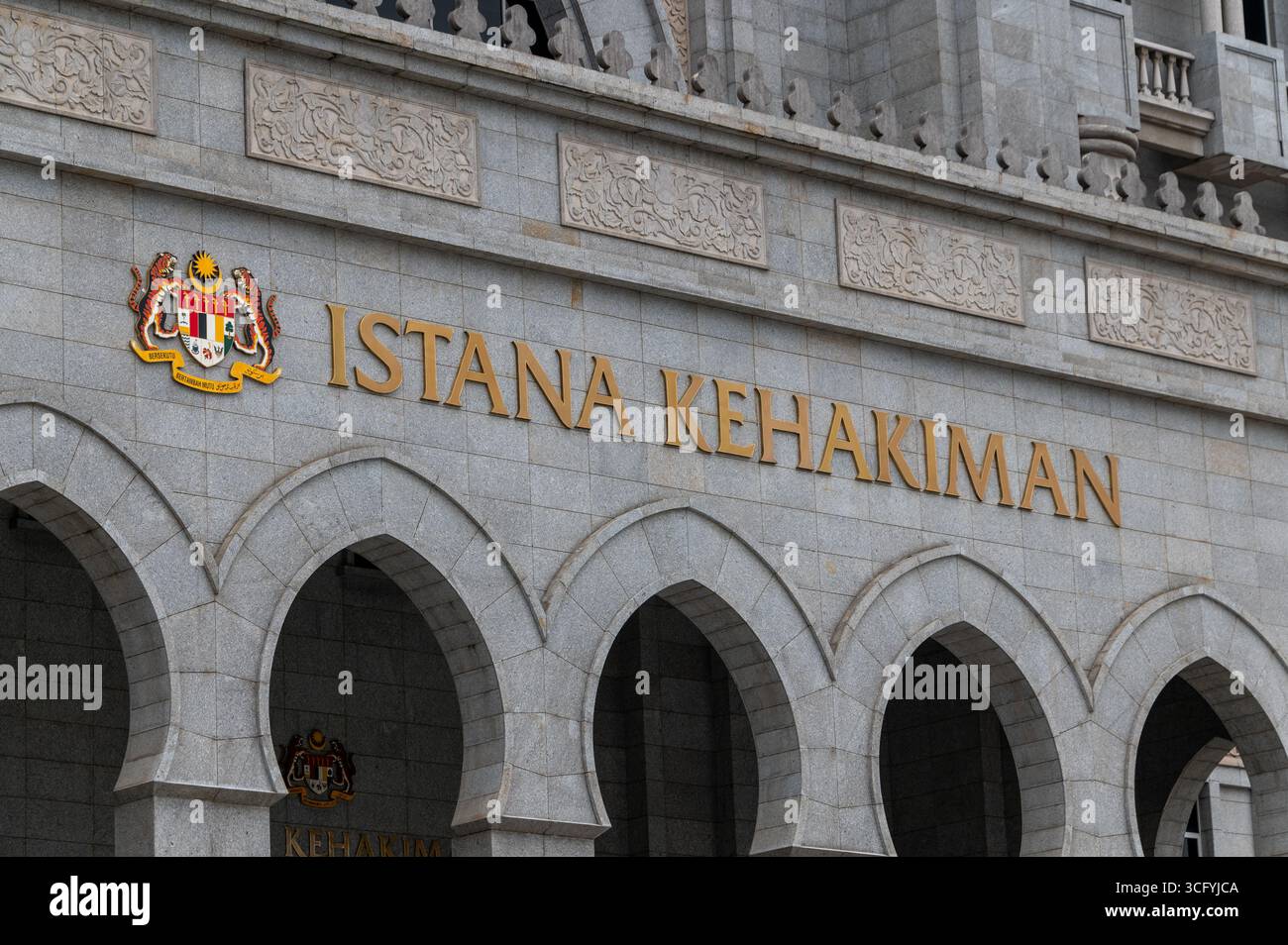 Il Tribunale federale della Malesia (Mahkamah Persekutuan Malaysia) sul Persiaran Perdana o Putrajaya Boulevard, è il viale più lungo di Putrajaya, Malaysi Foto Stock