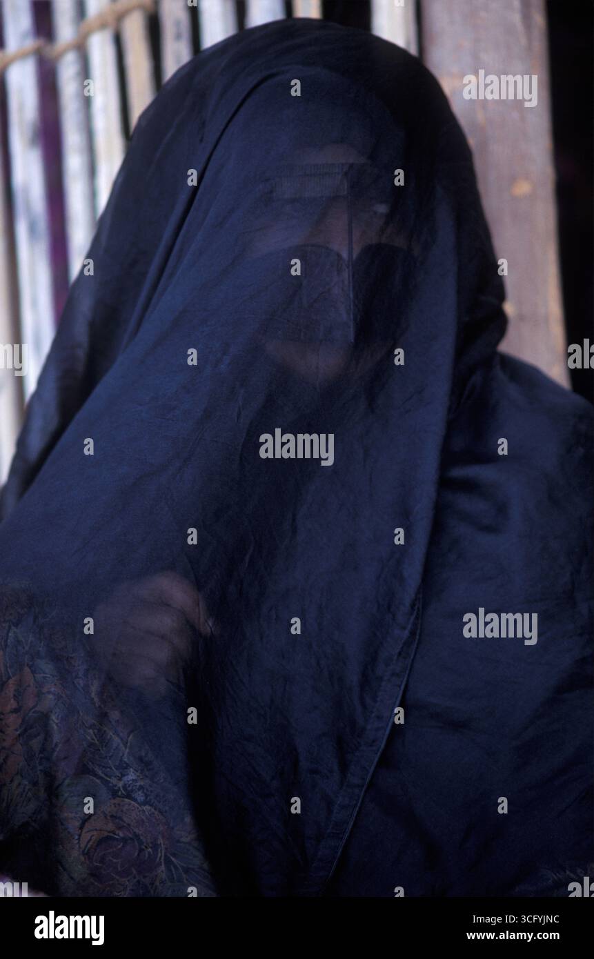 Emirati Arabi Uniti, Abu Dhabi, donna velata che indossa hijab, centro culturale di Abu Dhabi. Foto Stock