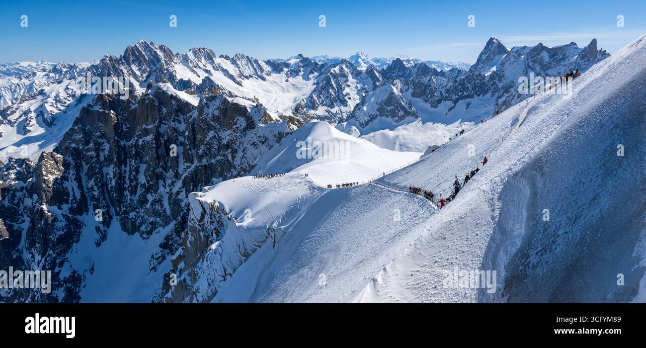 Sciatori che attraversano il ghiacciaio di Vallee Blanche vicino ad Aiguille du Midi nella catena montuosa del Monte bianco. Sci di fondo nelle Alpi francesi. Alta Savoia Foto Stock