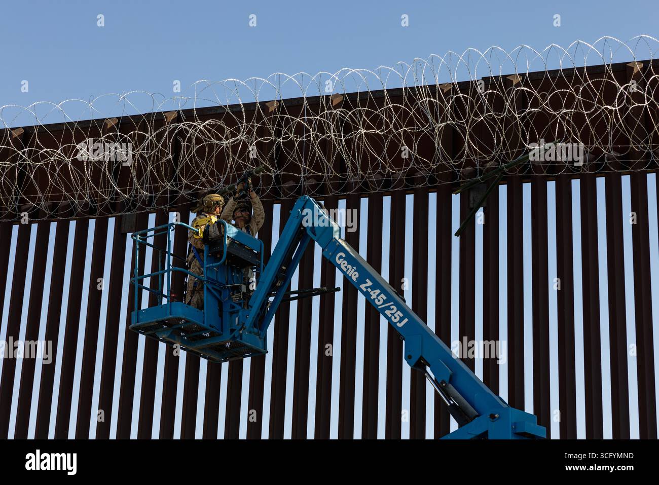 Yuma, Stati Uniti. 19 agosto 2025. US Marines con Combat Logistics Battalion 15, Combat Logistics Regiment 17, 1st Marine Logistics Group, assegnato al Joint Task Force-Southern Border, installa filo a fisarmonica lungo il muro di confine meridionale con il Messico, 19 agosto 2025 vicino a Yuma, Arizona. Crediti: Sergente Mary Torres/US Marines Photo/Alamy Live News Foto Stock