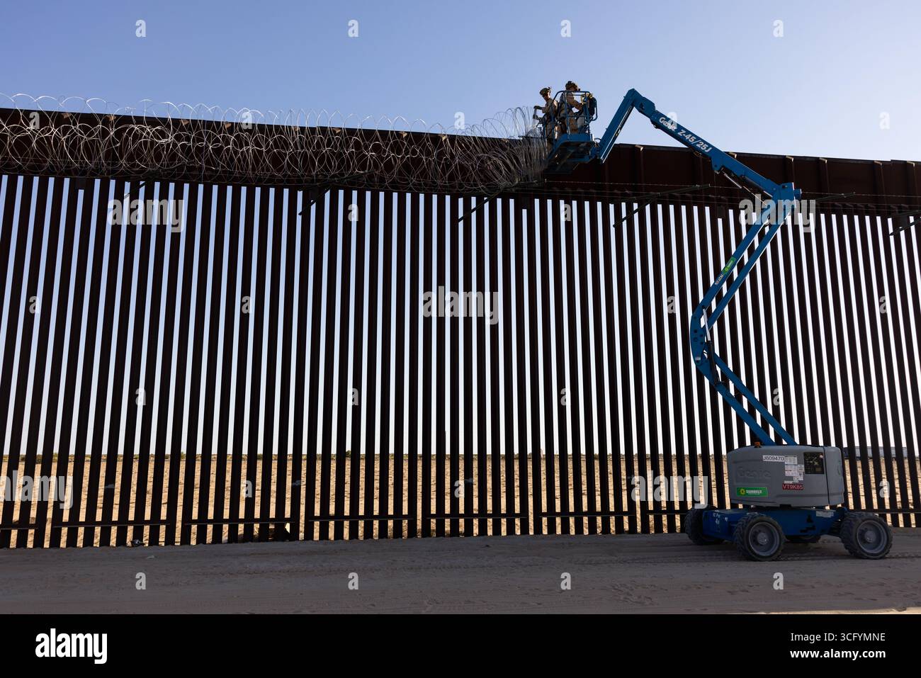 Yuma, Stati Uniti. 19 agosto 2025. US Marines con Combat Logistics Battalion 15, Combat Logistics Regiment 17, 1st Marine Logistics Group, assegnato al Joint Task Force-Southern Border, installa filo a fisarmonica lungo il muro di confine meridionale con il Messico, 19 agosto 2025 vicino a Yuma, Arizona. Crediti: Sergente Mary Torres/US Marines Photo/Alamy Live News Foto Stock