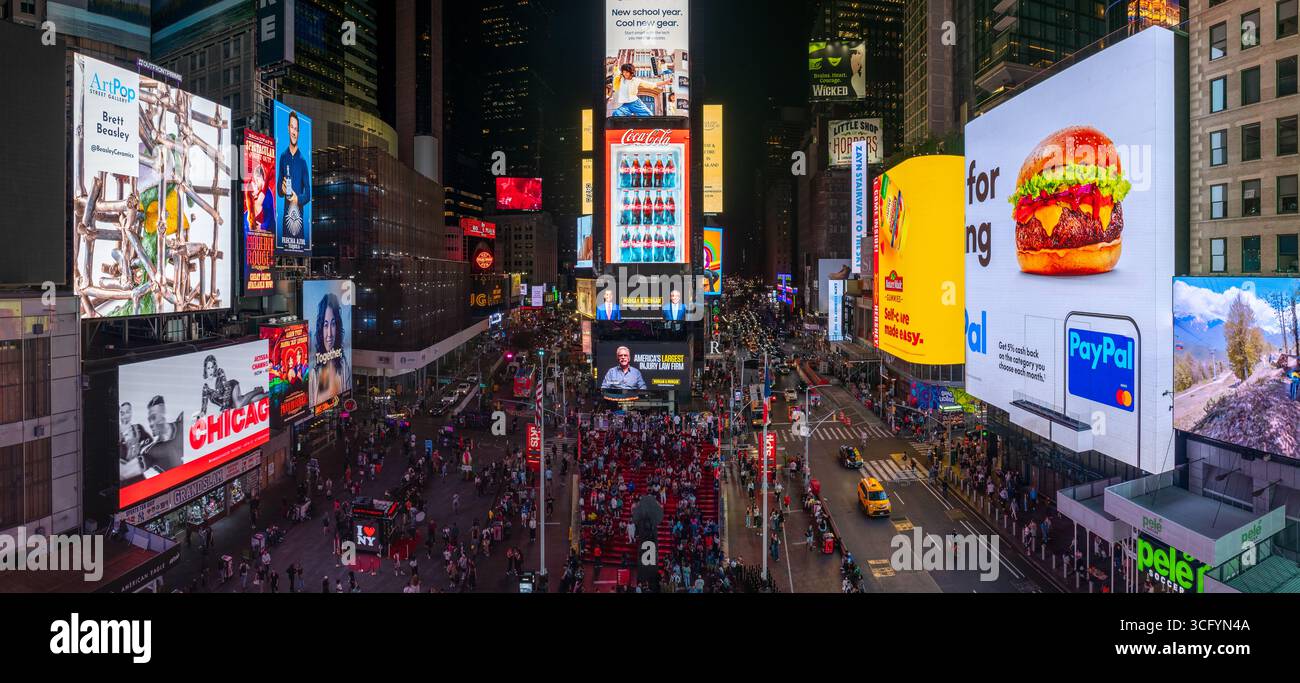 New York, Stati Uniti - 19 settembre 2024: Veduta aerea di Times Square illuminata da una vibrante serie di cartelloni digitali e dalla folla animata di belo Foto Stock