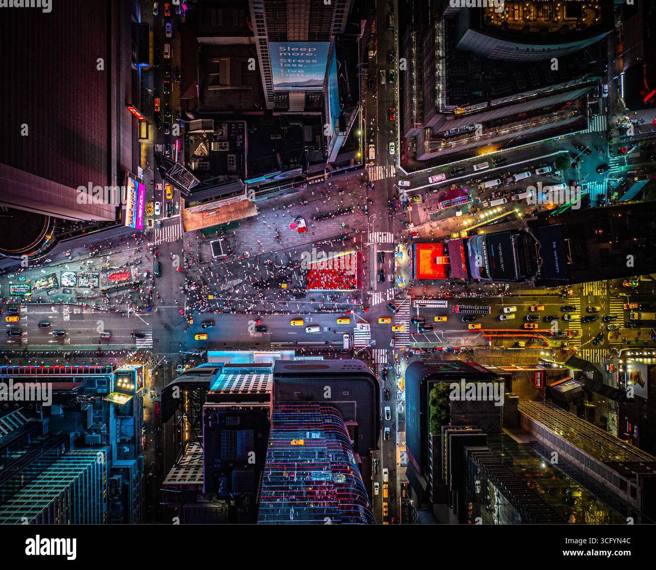 New York, Stati Uniti - 19 settembre 2024: Veduta aerea di Times Square, animata da luci vivaci e affollata, uno spettacolo abbagliante di energia urbana. Foto Stock