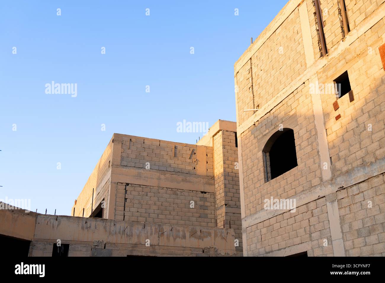 Nuova casa in costruzione a Riyadh, Arabia Saudita, con pareti di cemento, struttura incompiuta e le prime fasi di costruzione di una proprietà residenziale. Foto Stock