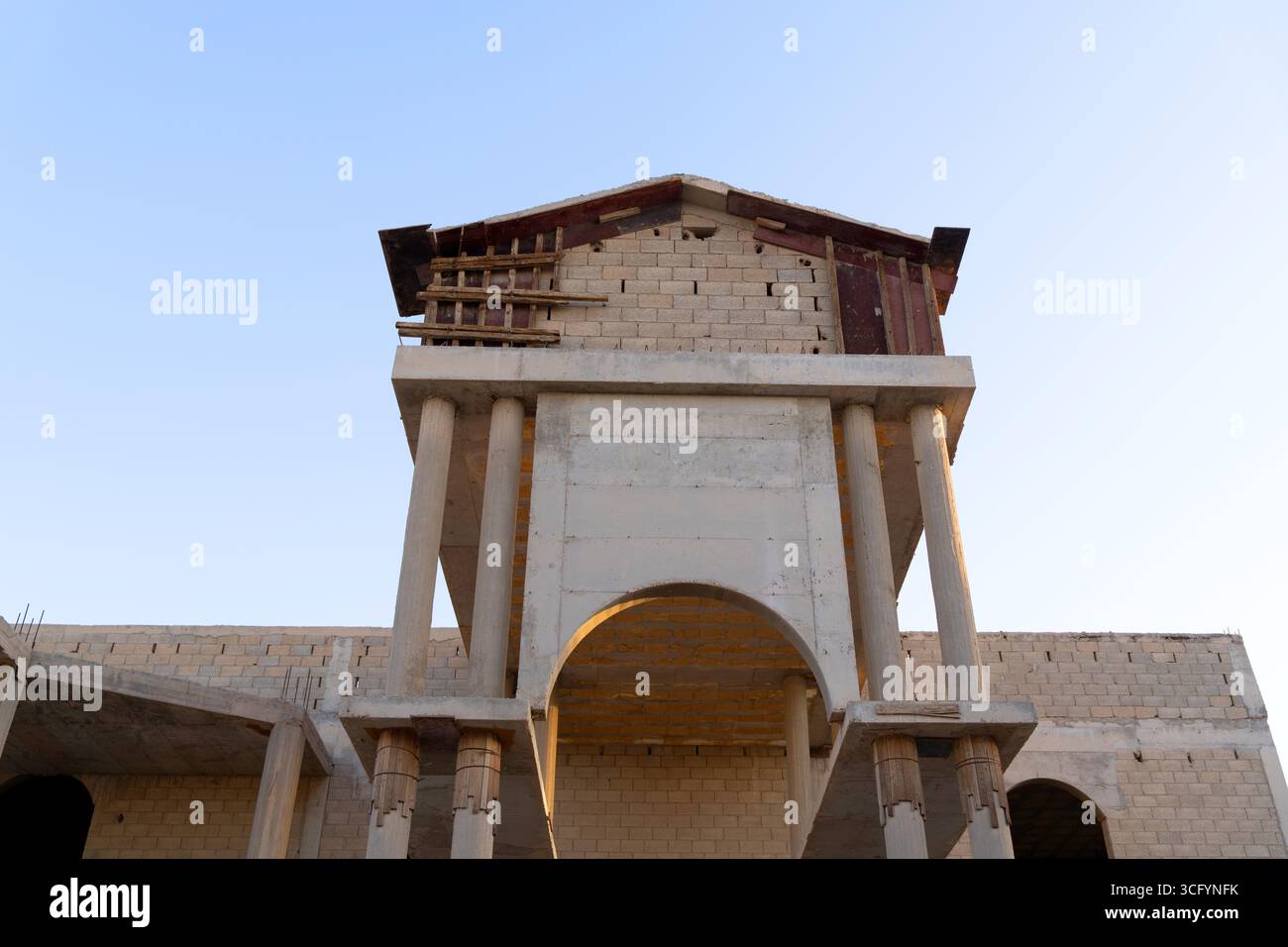Nuova casa in costruzione a Riyadh, Arabia Saudita, con pareti di cemento, struttura incompiuta e le prime fasi di costruzione di una proprietà residenziale. Foto Stock