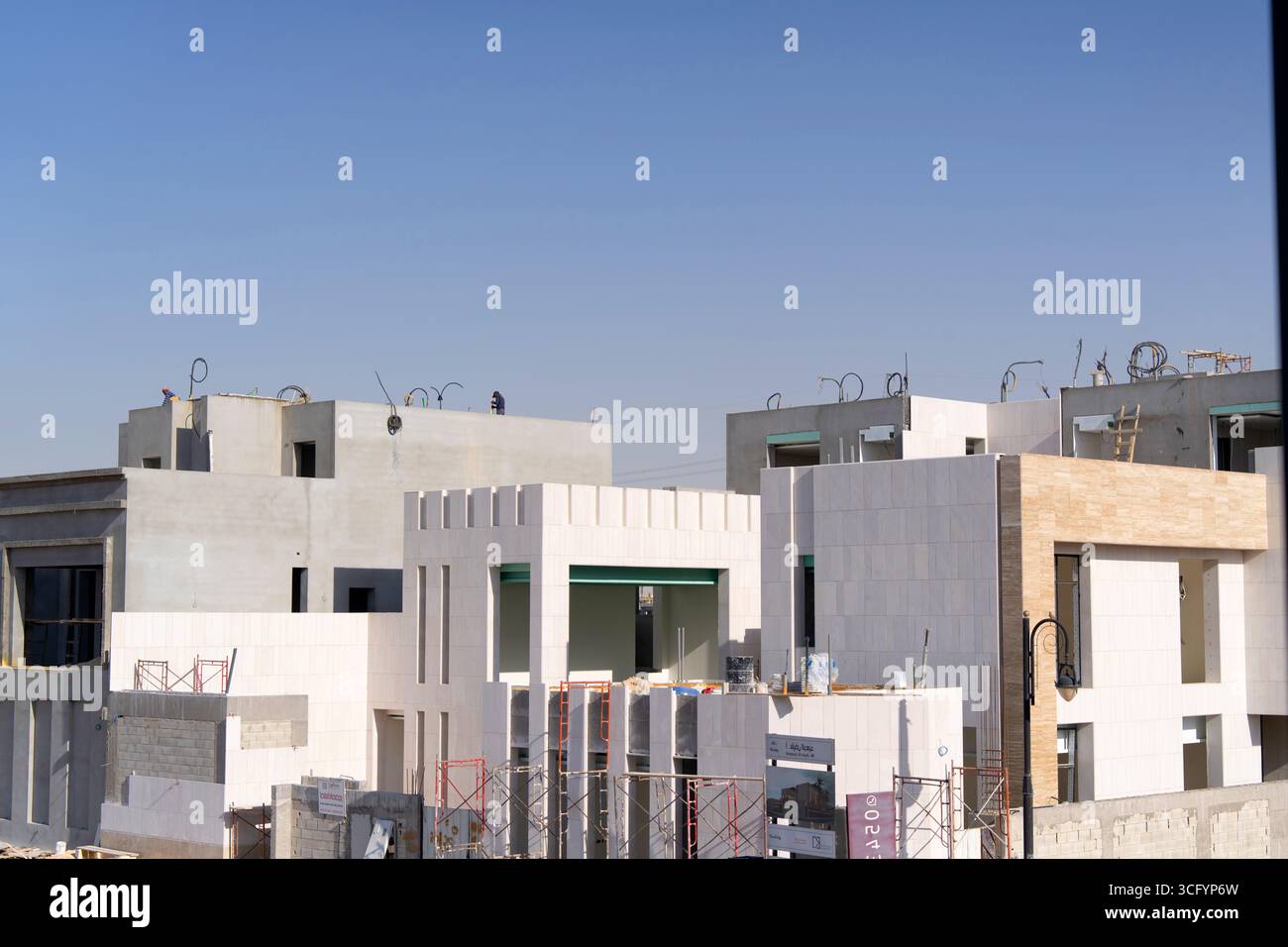Nuova casa in costruzione a Riyadh, Arabia Saudita, con pareti di cemento, struttura incompiuta e le prime fasi di costruzione di una proprietà residenziale. Foto Stock