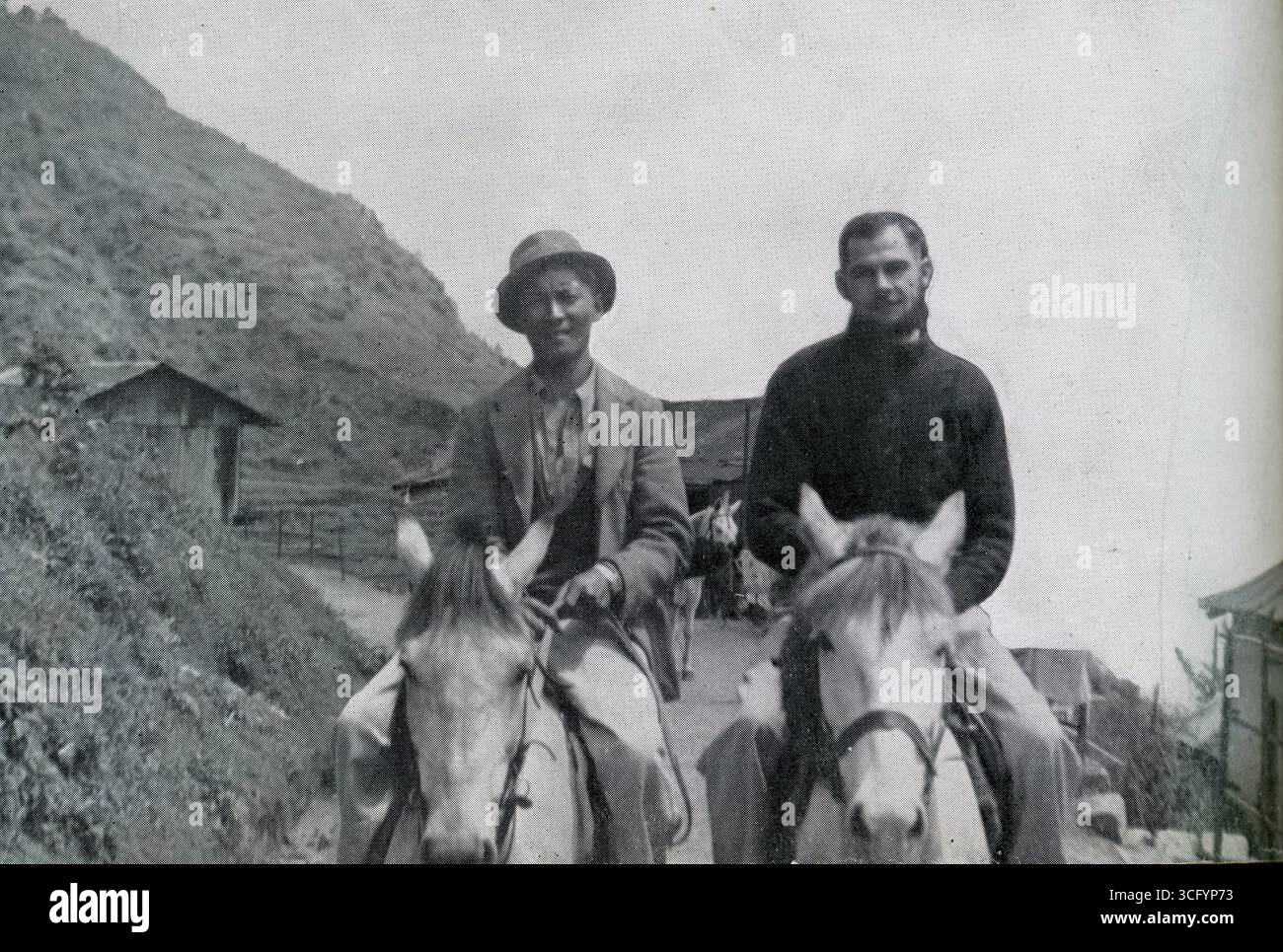Fotografie d'epoca della metà del secolo 1950 di Sherpa Tenzing Norgay a sinistra con l'alpinista canadese e autore Earl Denman. Foto Stock