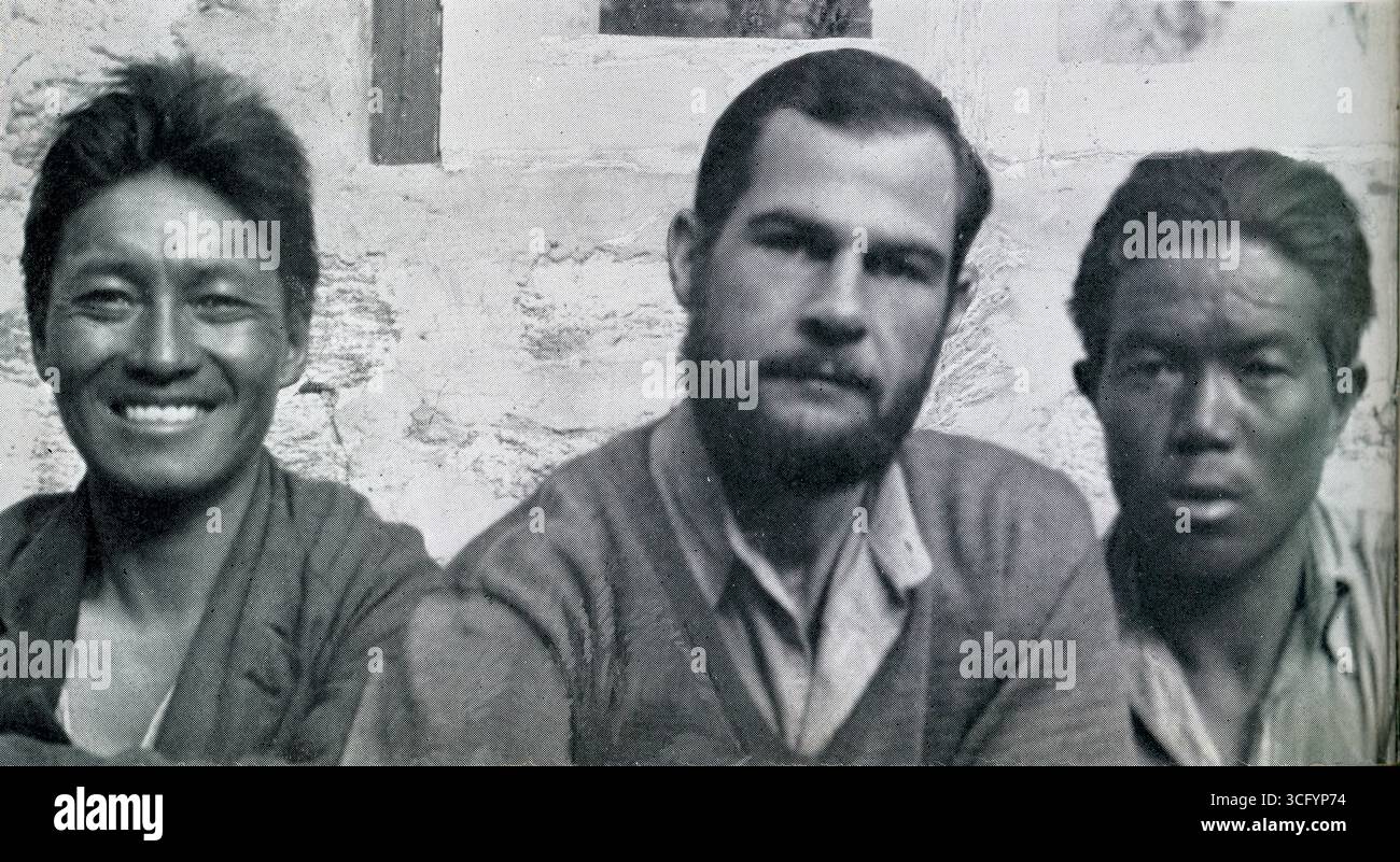Fotografie d'epoca degli anni '1950 di Earl Denman, foto scattata da sola di Sherpa Tenzing Norgay a sinistra con Earl Denman in mezzo e (Ang Dowa). Ang Dawa era una guida sherpa e compagno di Tenzing Norgay in un fallito tentativo dell'Everest del 1947 dal Tibet. Foto Stock