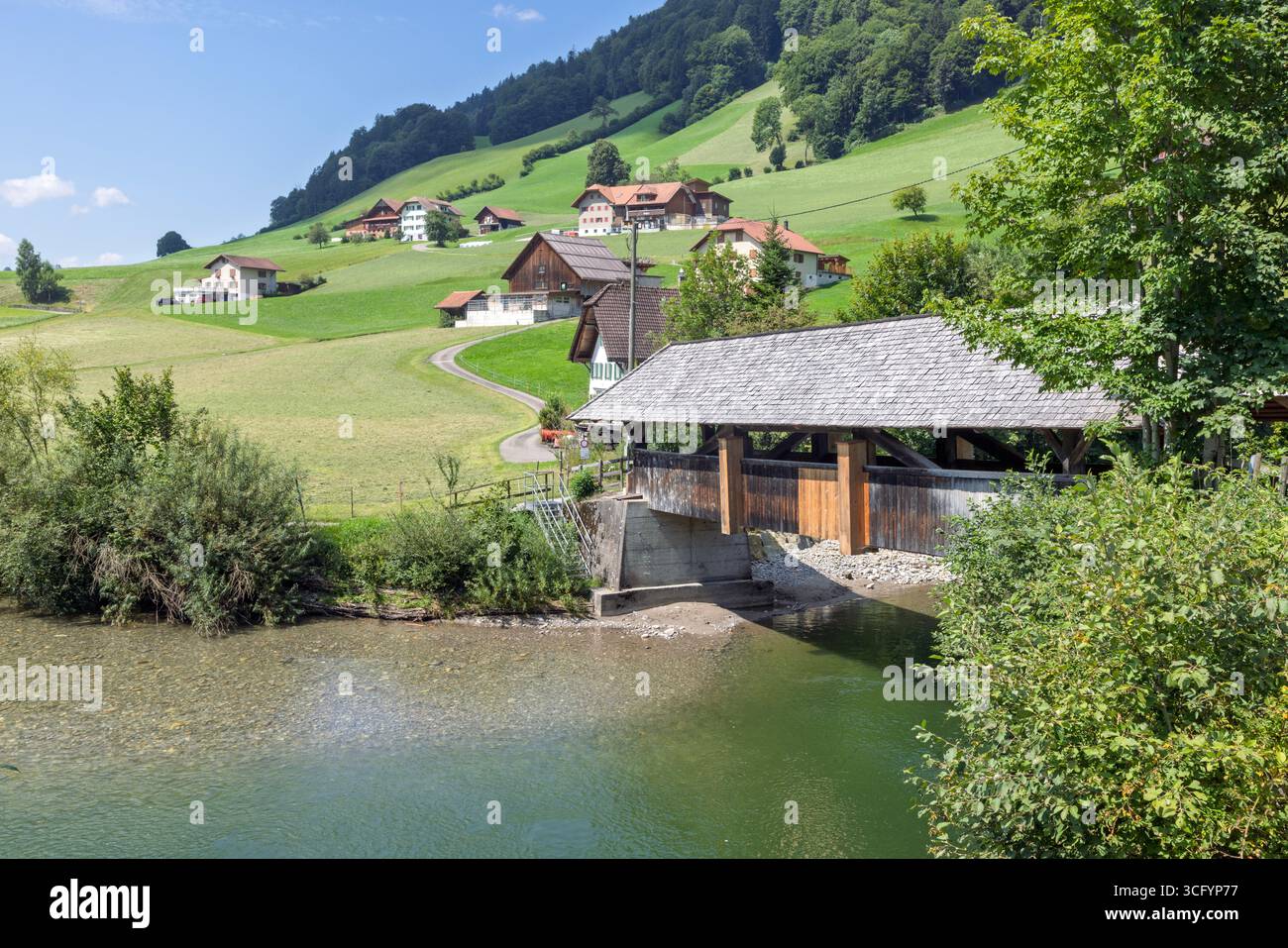 Il Grabenbrücke, un ponte in legno con tetto del XVII secolo a Hasle, che mostra la tradizionale falegnameria svizzera all'interno dell'Entlebuch della Biosfera dell'UNESCO. Foto Stock